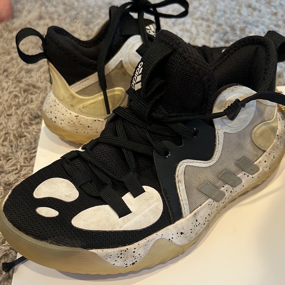 Adidas Youth Basketball Shoes Size 1 - Picture 1 of 8